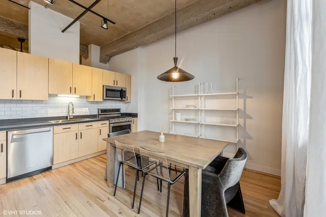 $399,000 | 817 West Washington Boulevard, Unit 406, Chicago, IL 60607