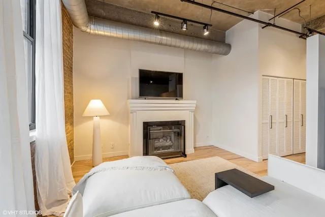 $399,000 | 817 West Washington Boulevard, Unit 406, Chicago, IL 60607