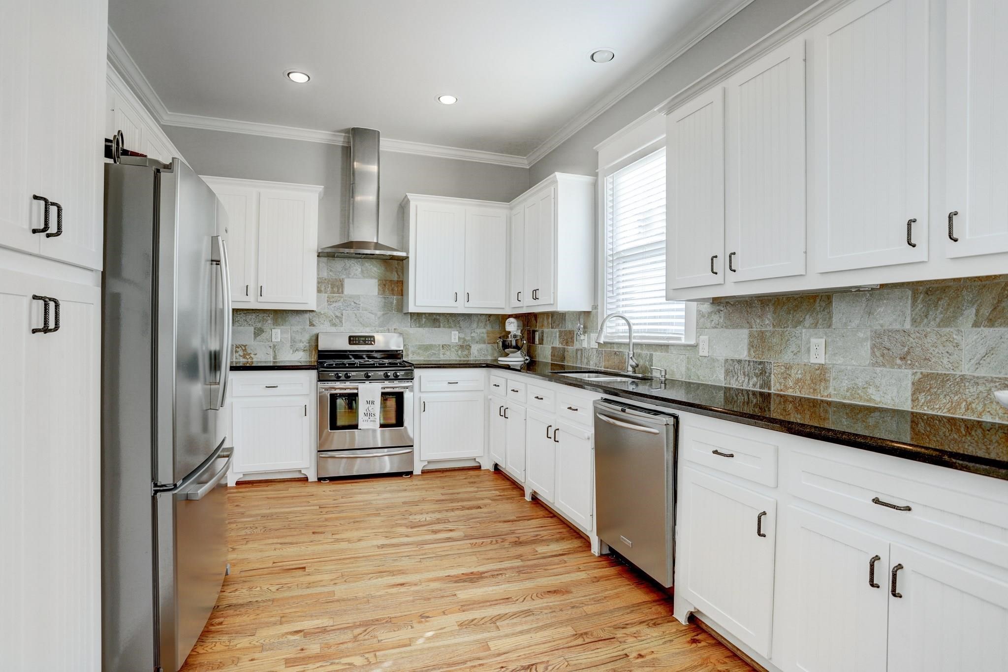 1030 West 16th Street Houston, TX 77008 - Photo 7 of 29