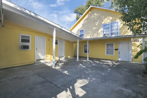 a view of a house with a backyard