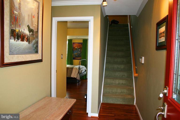 101 Ridgepoint Place Gaithersburg, MD 20878 - Photo 3 of 30 Entrance / Foyer