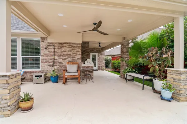 $945,000 | 15 Verdin Place, The Woodlands, TX 77389