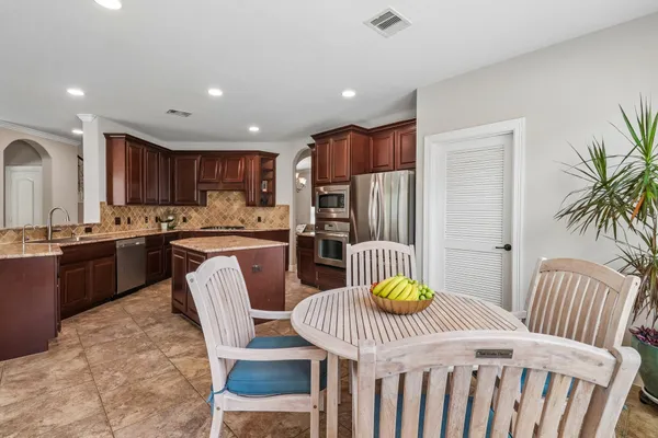 $945,000 | 15 Verdin Place, The Woodlands, TX 77389