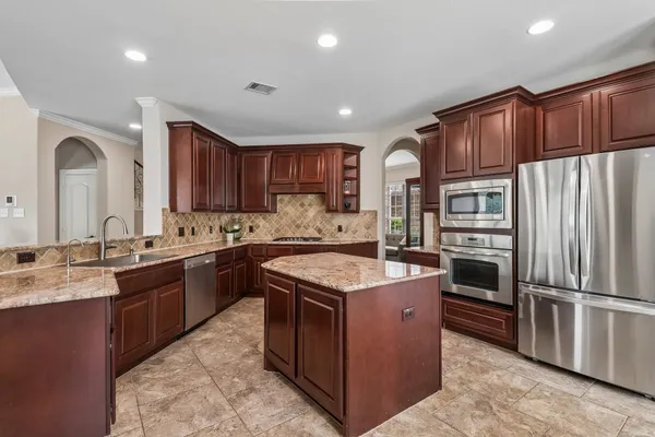 $945,000 | 15 Verdin Place, The Woodlands, TX 77389