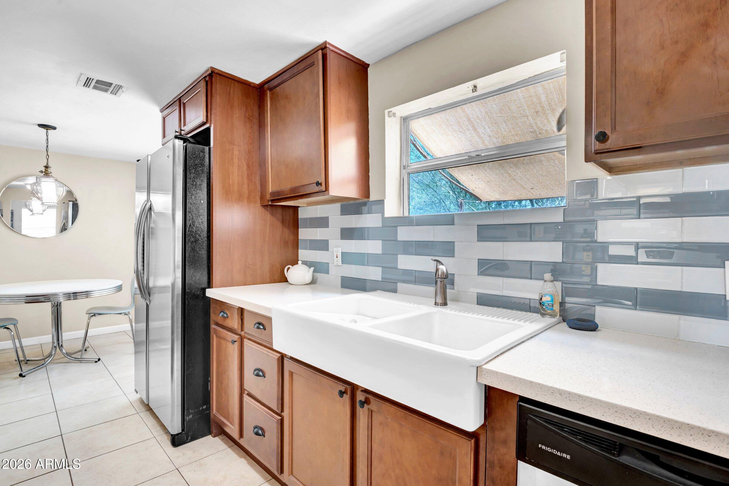 712 East Pierce Street Phoenix, AZ 85006 - Photo 17 of 39 a kitchen with a sink a stove and chairs