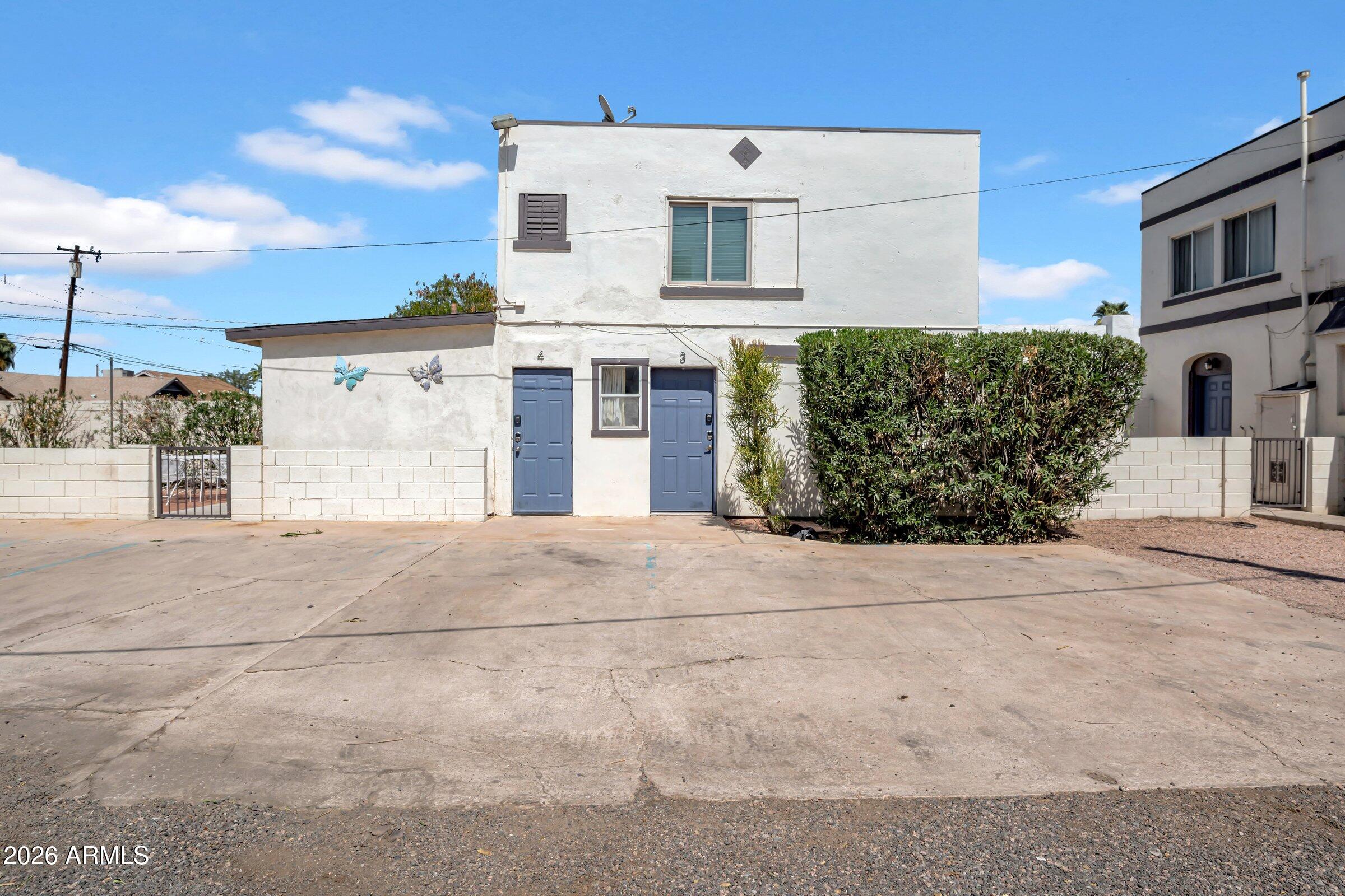 712 East Pierce Street Phoenix, AZ 85006 - Photo 3 of 39 front view of a house with a street