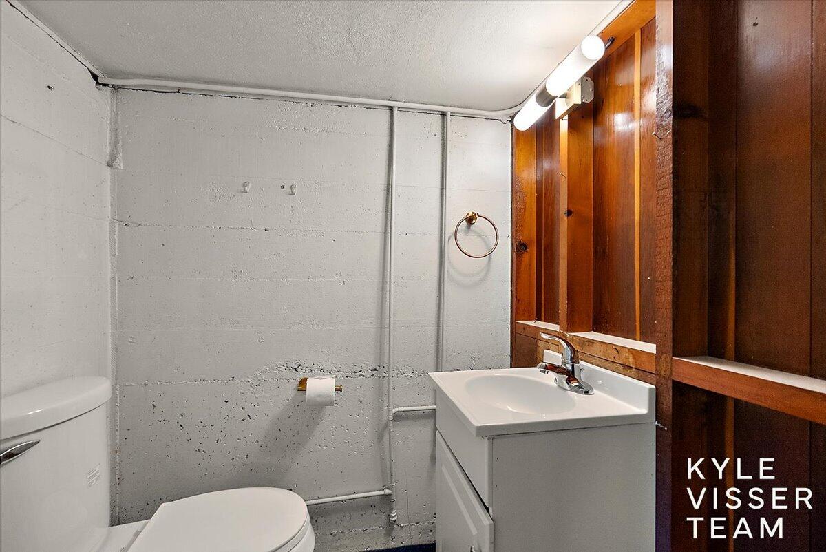 2089 Robinson Road Southeast Grand Rapids, MI 49506 - Photo 51 of 73 Half Bath