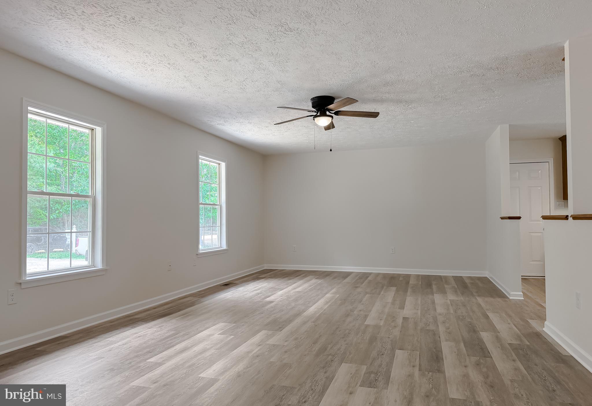 39655 Persimmon Creek Road Mechanicsville, MD 20659 - Photo 3 of 35 Living Room