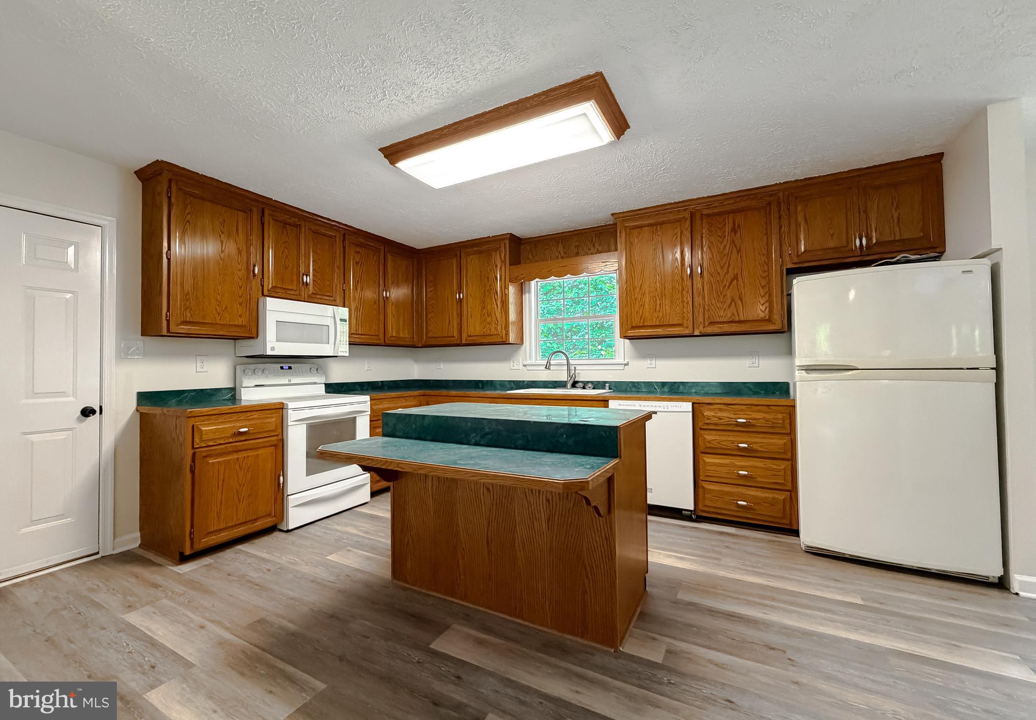 39655 Persimmon Creek Road Mechanicsville, MD 20659 - Photo 7 of 35 Kitchen