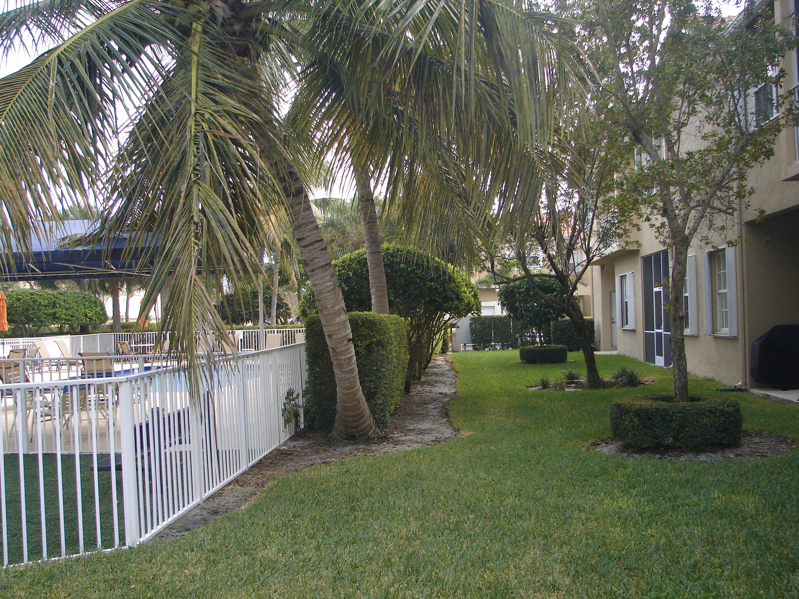 112 Lighthouse Circle, Unit B Jupiter, FL 33469 - Photo 20 of 22 Yard View #1