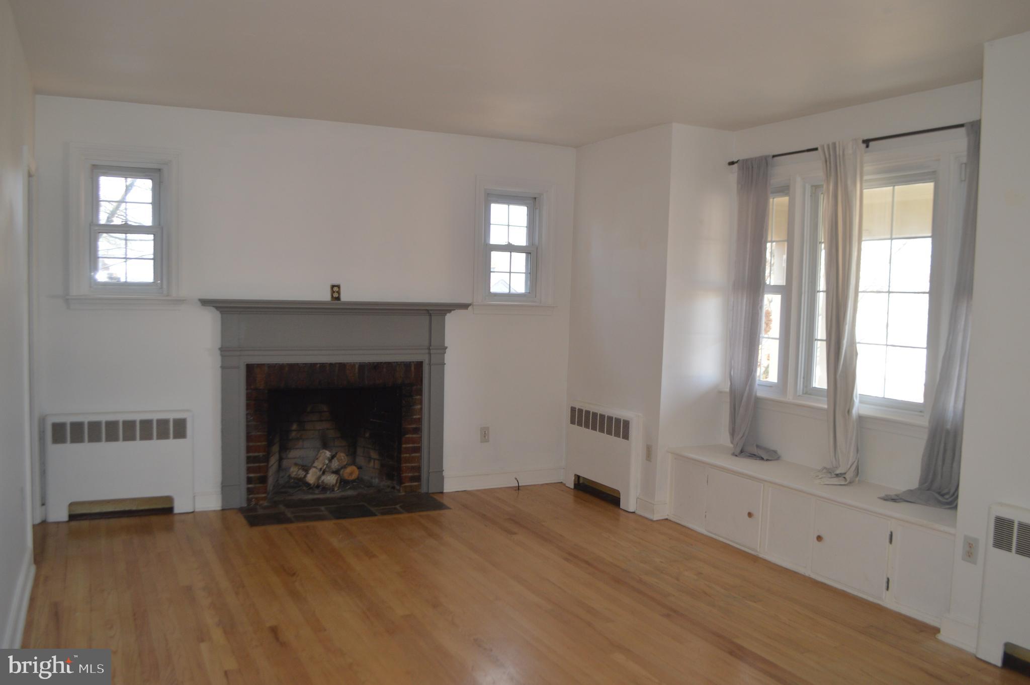 110 East Broad Street Reading, PA 19607 - Photo 7 of 41 Living Room