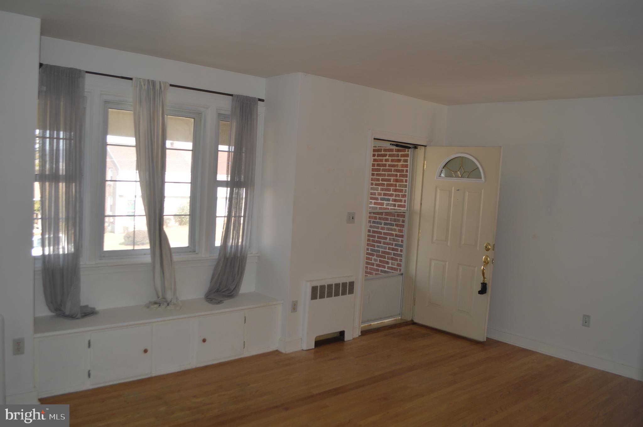 110 East Broad Street Reading, PA 19607 - Photo 9 of 41 Seated bench in livingroom