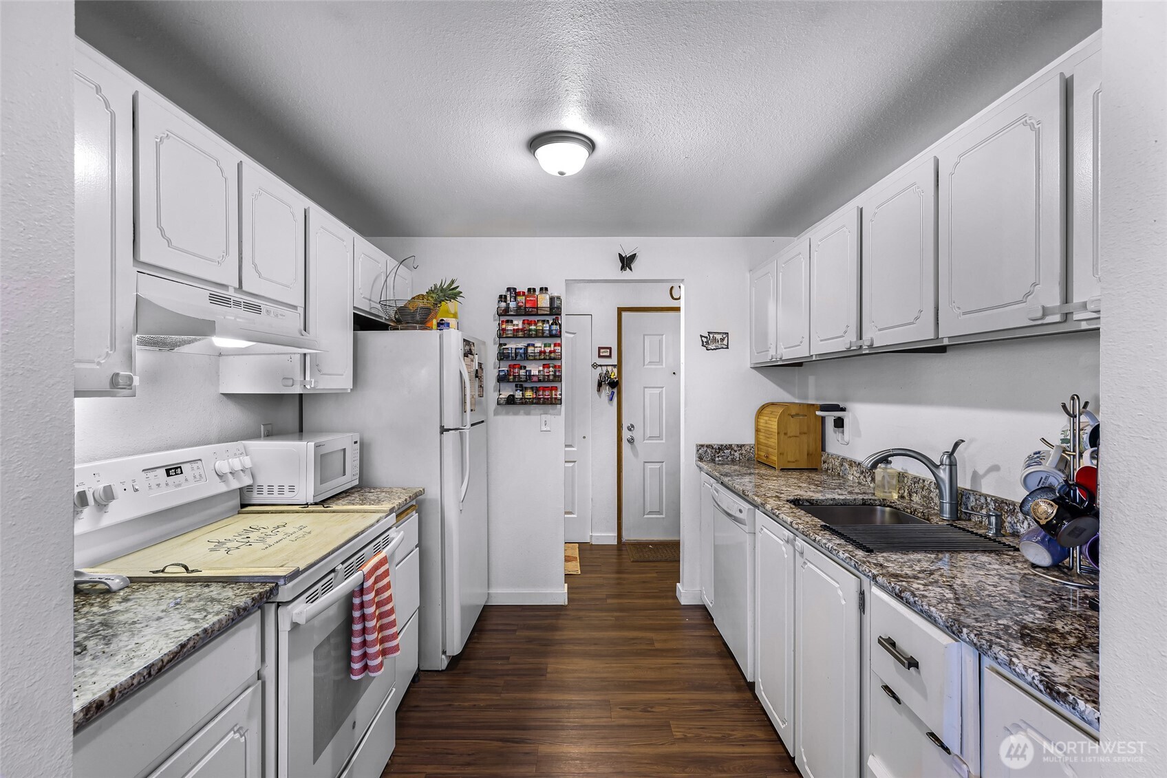 1730 Southwest 318th Place, Unit 39D Federal Way, WA 98023 - Photo 17 of 36 a kitchen with a sink stove and cabinets