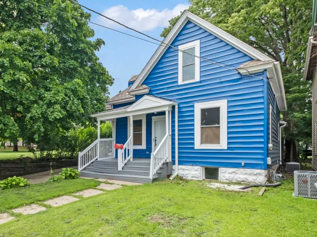 a view of house with a yard