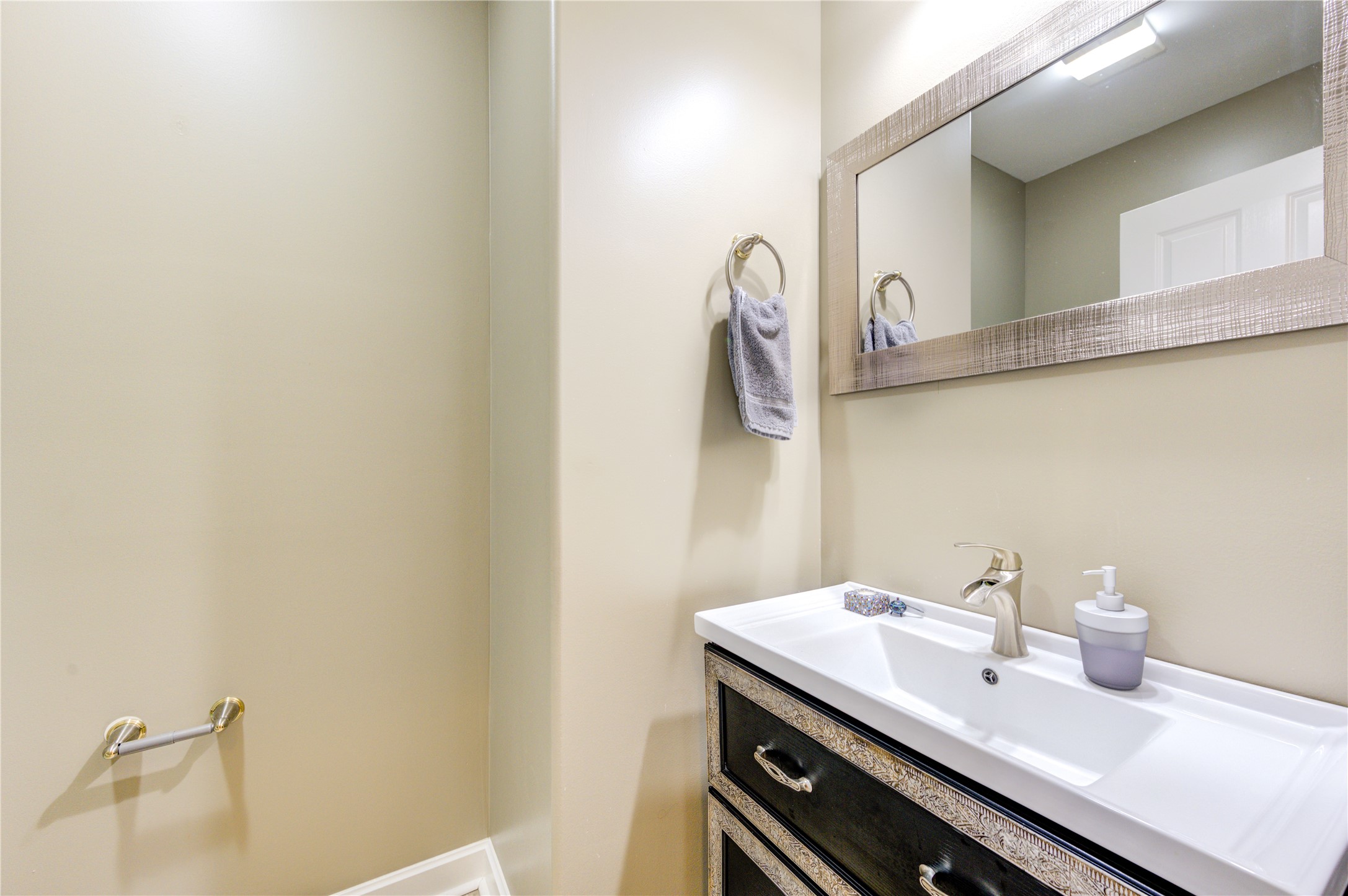 914 Main Street, Unit 911 Houston, TX 77002 - Photo 16 of 30 a bathroom with a sink and a mirror