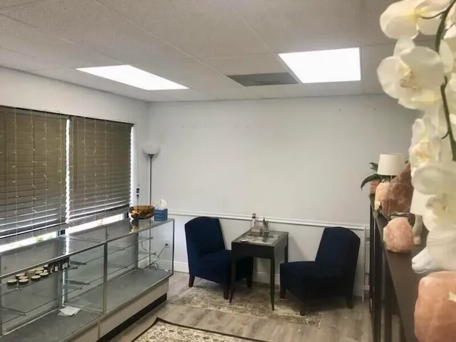 a view of a livingroom with furniture