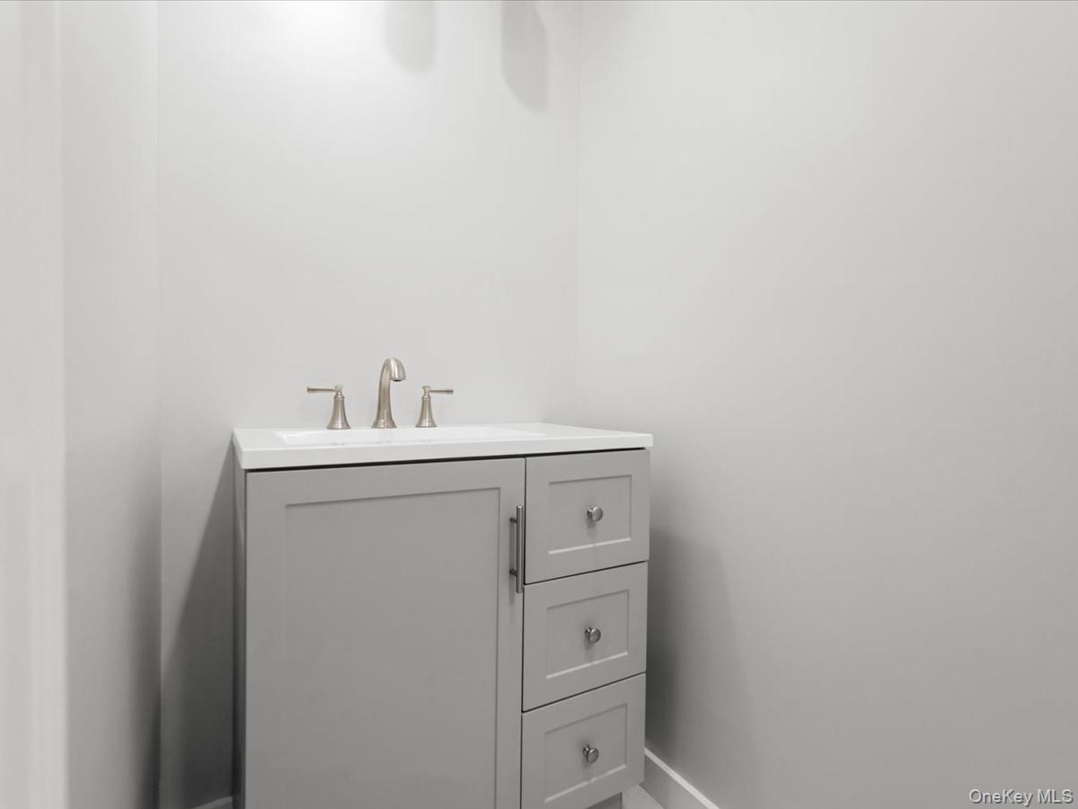 17 Pinewood Road Manhasset, NY 11030 - Photo 17 of 45