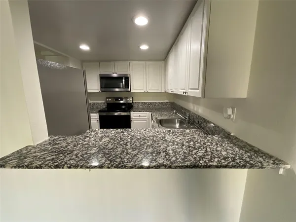 $2,457 | 19455 Northeast 10th Avenue, Unit 2301, North Miami Beach, FL 33179