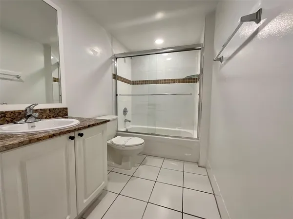 $2,457 | 19455 Northeast 10th Avenue, Unit 2301, North Miami Beach, FL 33179