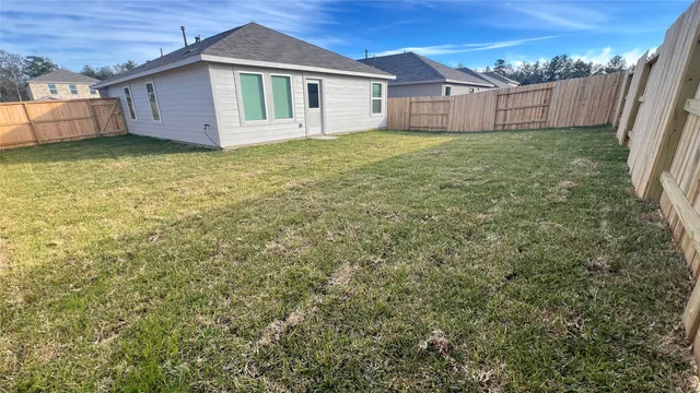 a view of a house with backyard