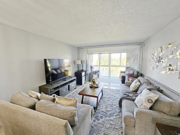 $1,400 | 7807 Golf Cir Drive, Unit 305, Margate, FL 33063