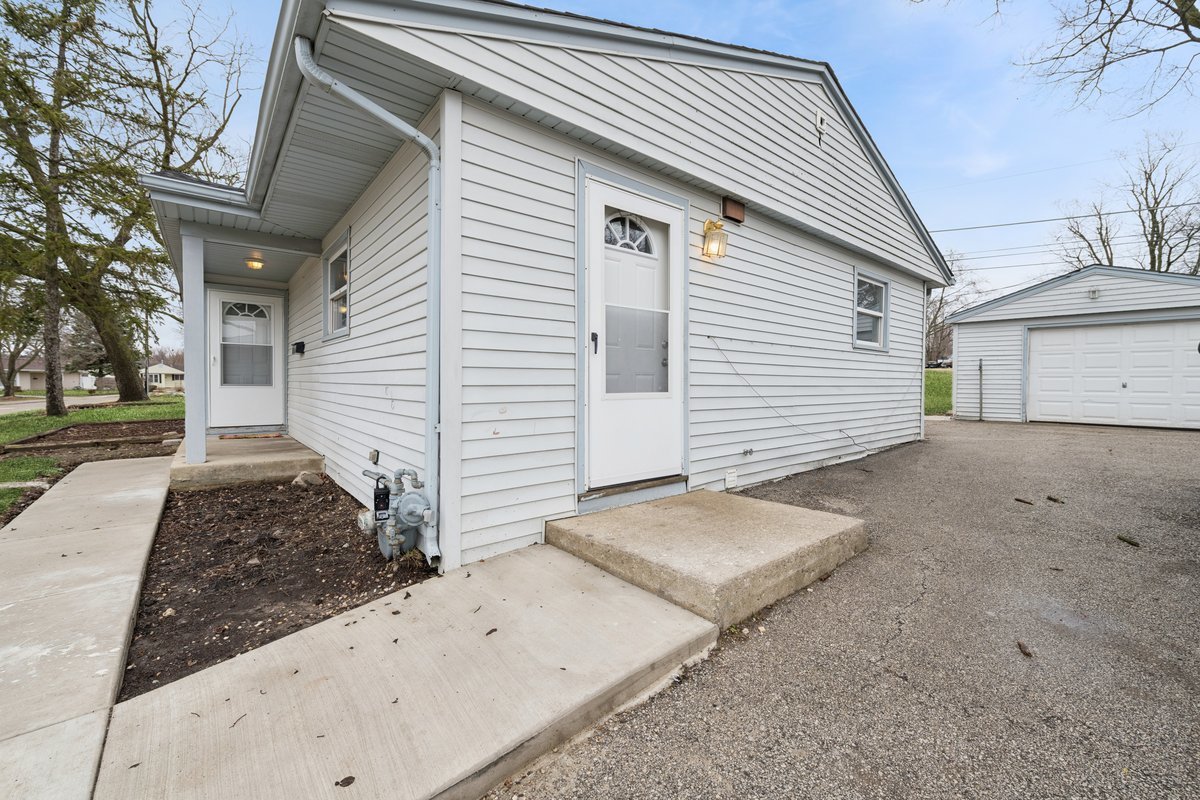 59 Wren Road Carpentersville, IL 60110 - Photo 4 of 19 a view of a house with a backyard