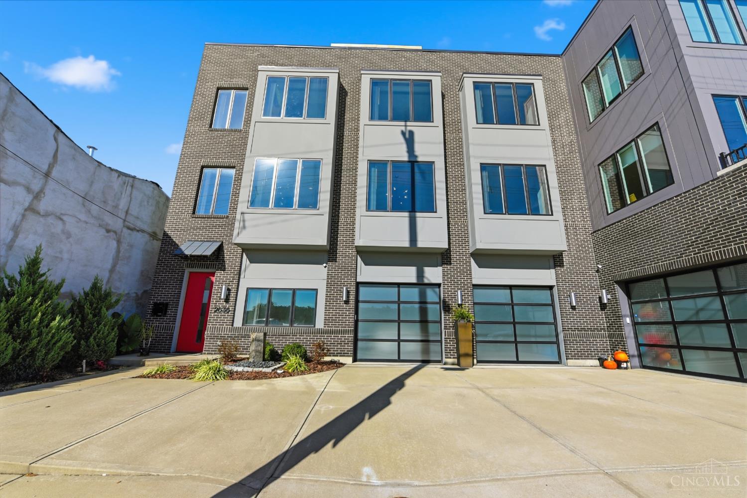 2636 Riverside Drive Cincinnati, OH 45202 - Photo 2 of 20