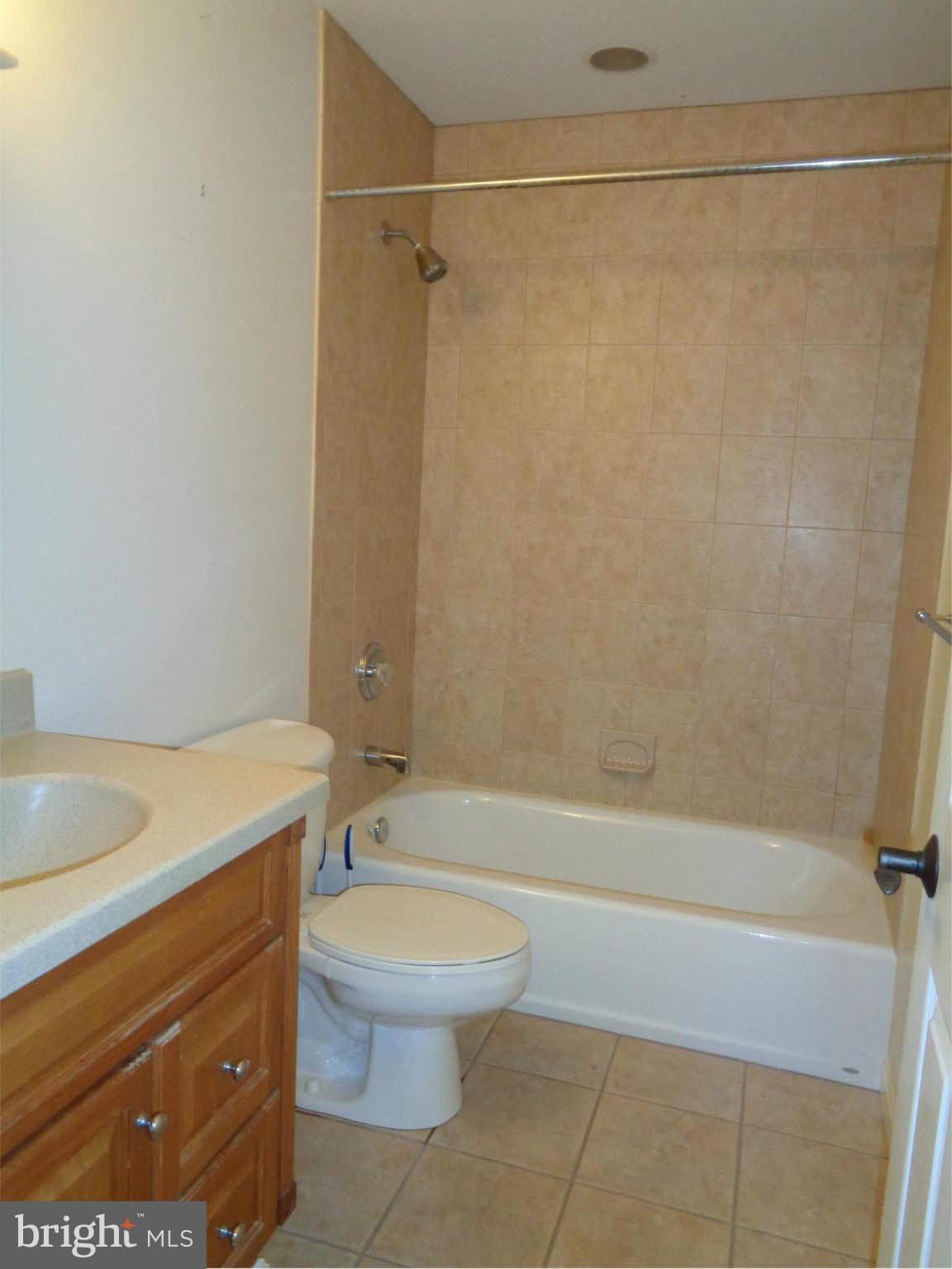 1113 Cedar Creek Road Baltimore, MD 21221 - Photo 19 of 28 LARGE FAMILY BATH