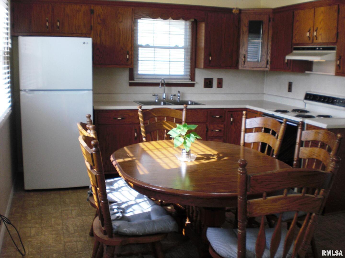 1109 Marion Street Carterville, IL 62918 - Photo 3 of 16 a view of a dining room with furniture