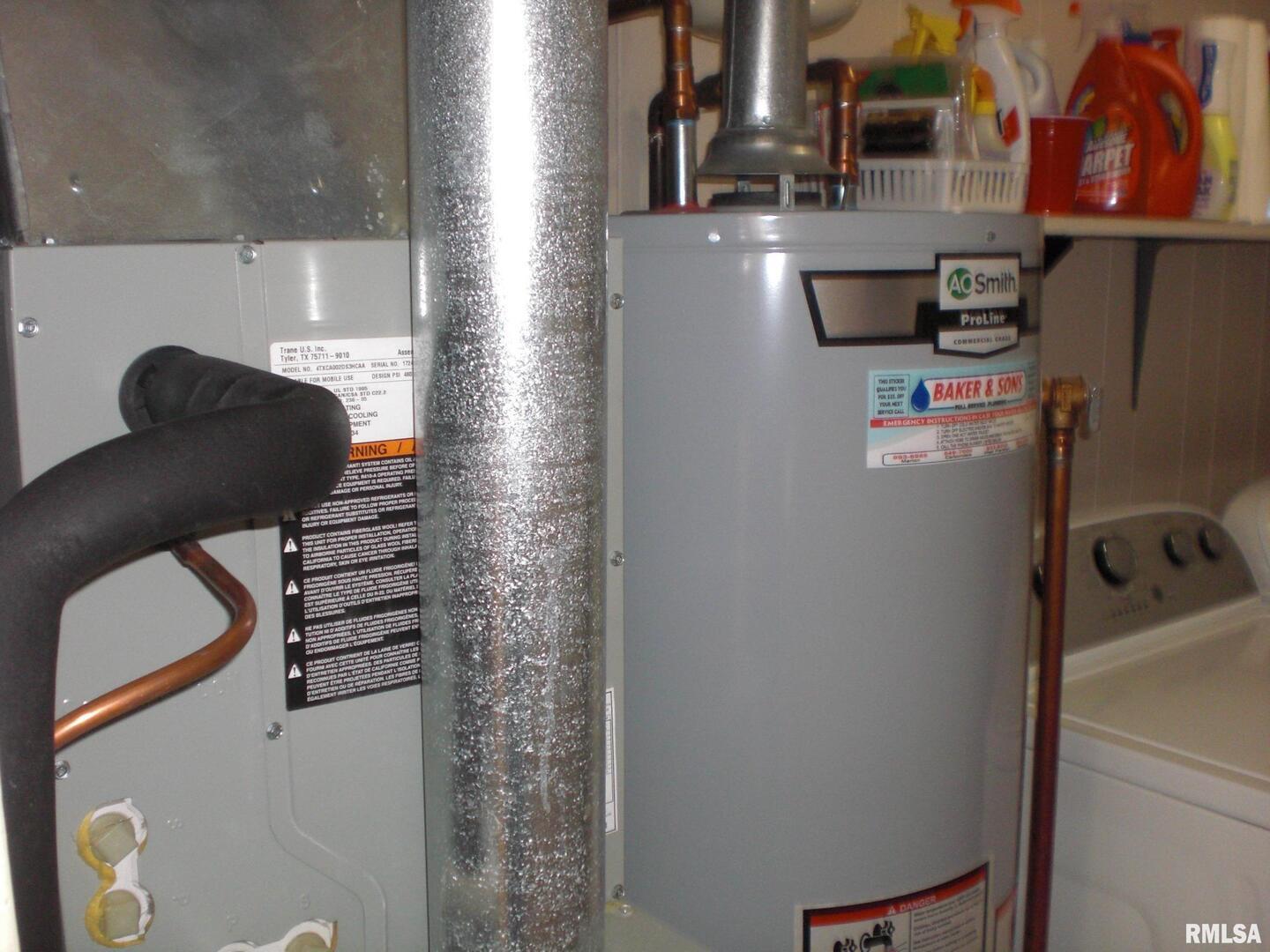 1109 Marion Street Carterville, IL 62918 - Photo 4 of 16 a utility room with dryer and washer