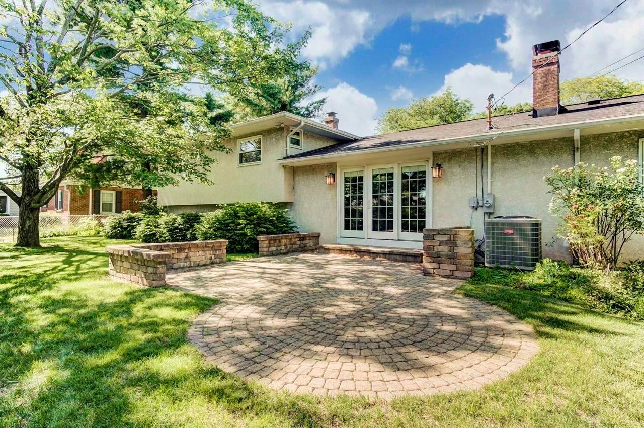 2397 Lytham Road Columbus, OH 43220 - Photo 3 of 41