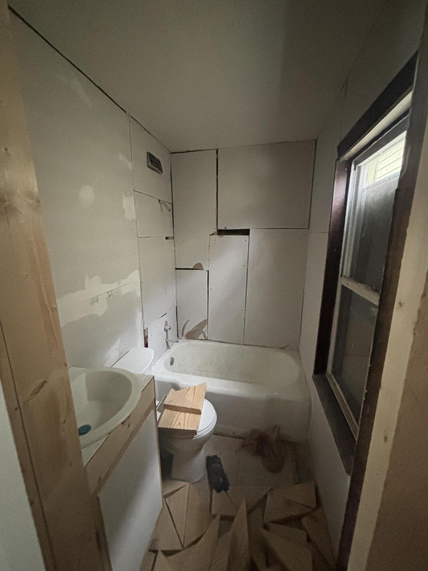 2966 North 23rd Street Milwaukee, WI 53206 - Photo 3 of 14 Bath