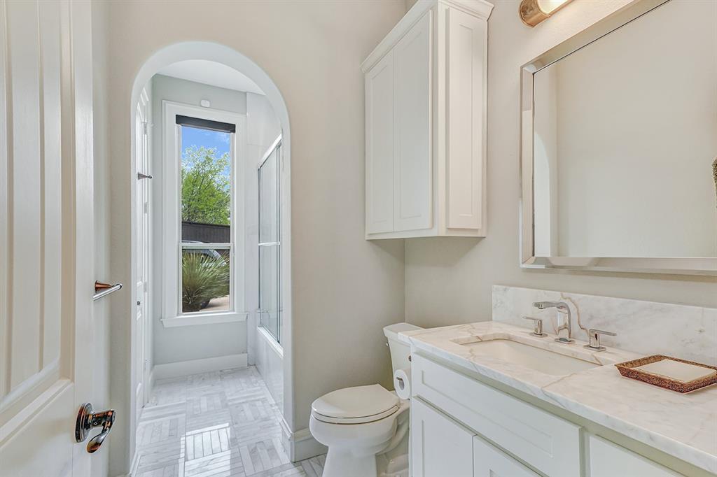 145 Lakeside Lane Gainesville, TX 76240 - Photo 27 of 39 guest full bathroom connected to Guest room #1