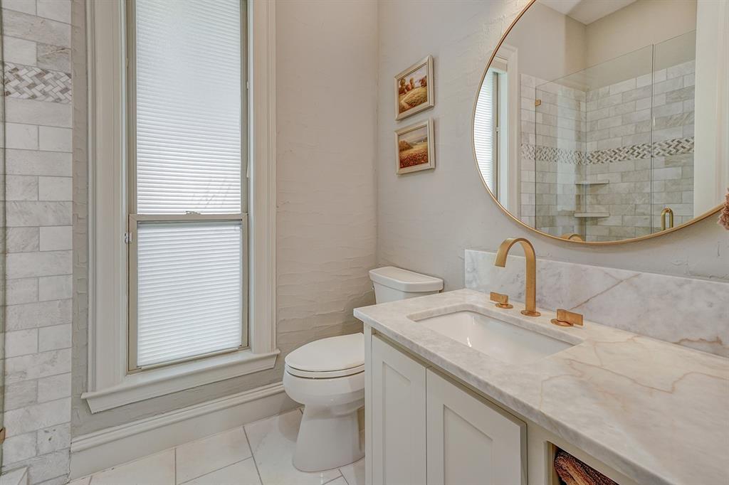 145 Lakeside Lane Gainesville, TX 76240 - Photo 28 of 39 Second full bathroom on first level by Kitchen