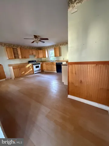 a view of a livingroom with furniture and a ceiling fan