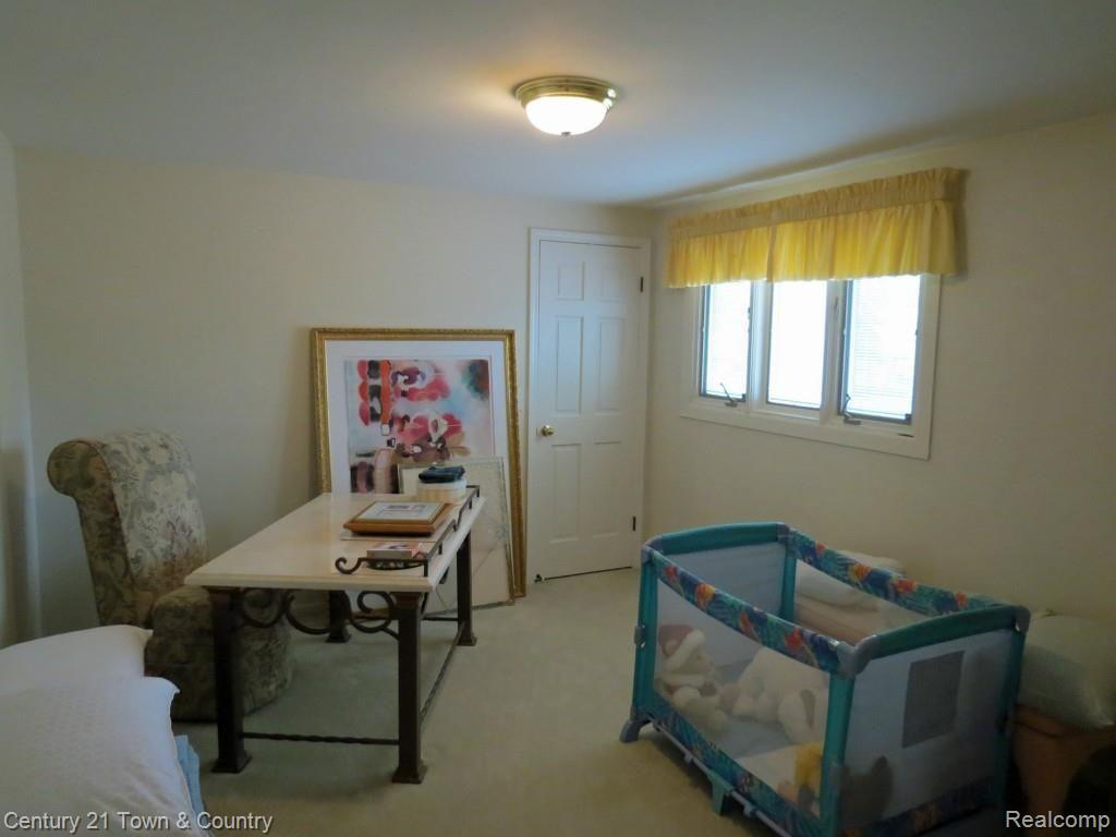 300 Lake Forest Road Rochester, MI 48309 - Photo 31 of 44 bed4_wic.jpg