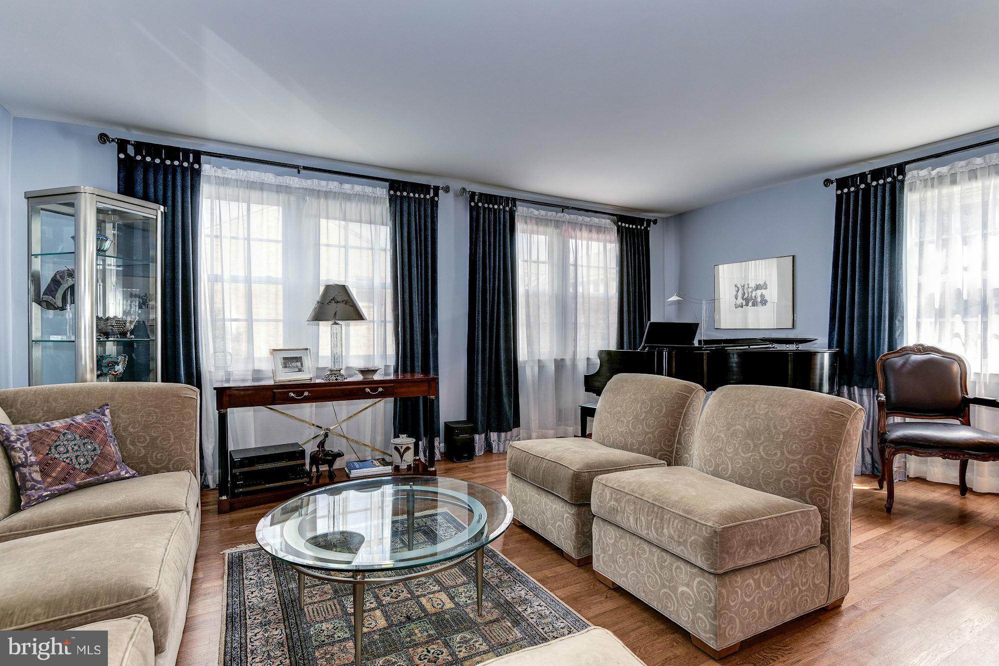 3901 Chain Bridge Road Fairfax, VA 22030 - Photo 12 of 30 Living Room