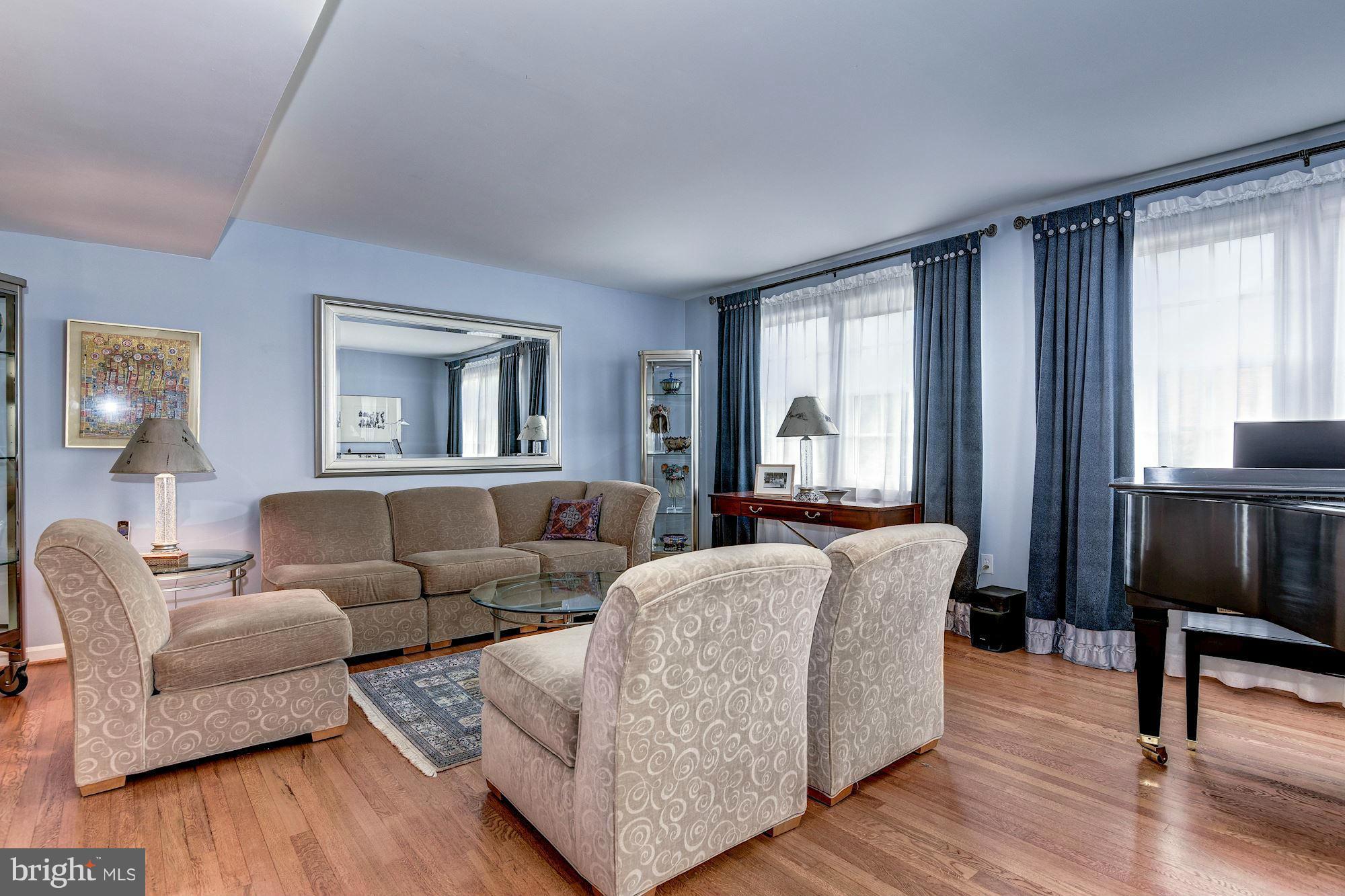 3901 Chain Bridge Road Fairfax, VA 22030 - Photo 10 of 30 Living Room