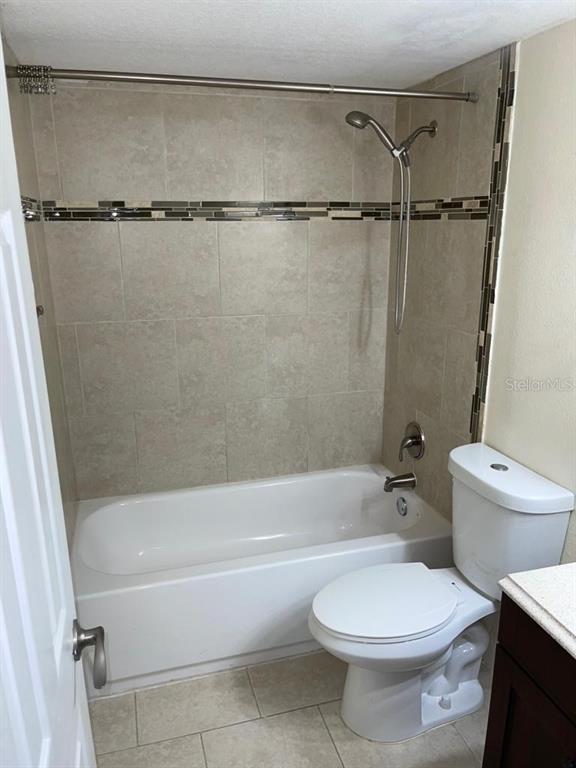 5325 Curry Ford Road, Unit B101 Orlando, FL 32812 - Photo 17 of 22 a bathroom with a toilet and a bathtub