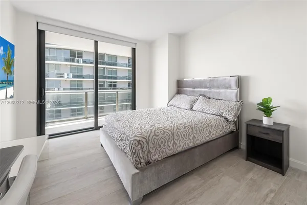 $6,500 | 45 Southwest 9th Street, Unit 4006, Miami, FL 33130