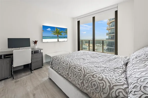 $6,500 | 45 Southwest 9th Street, Unit 4006, Miami, FL 33130