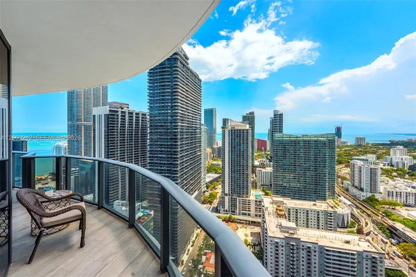 $6,500 | 45 Southwest 9th Street, Unit 4006, Miami, FL 33130