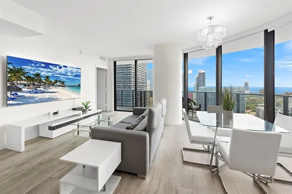 $6,500 | 45 Southwest 9th Street, Unit 4006, Miami, FL 33130