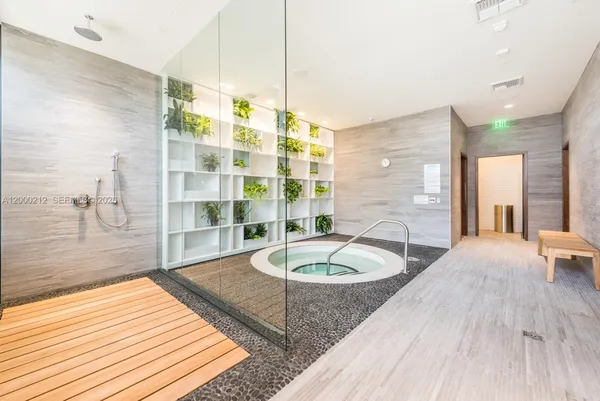 $6,500 | 45 Southwest 9th Street, Unit 4006, Miami, FL 33130