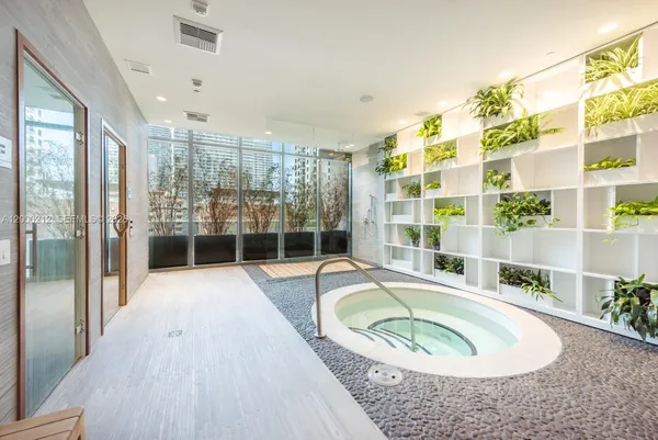 $6,500 | 45 Southwest 9th Street, Unit 4006, Miami, FL 33130