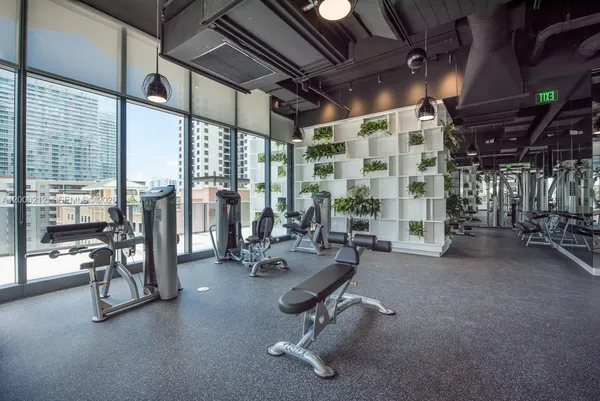 $6,500 | 45 Southwest 9th Street, Unit 4006, Miami, FL 33130