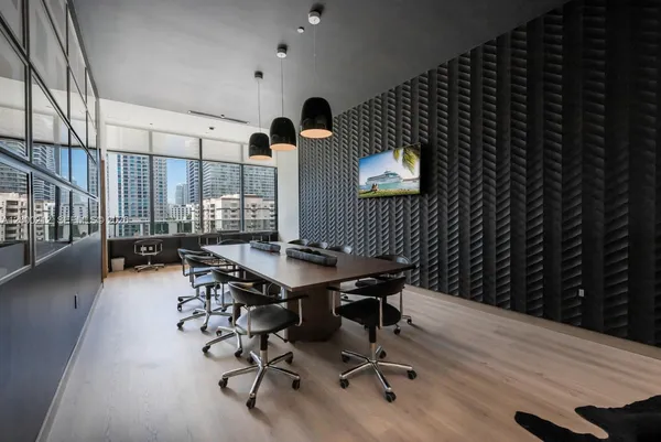 $6,500 | 45 Southwest 9th Street, Unit 4006, Miami, FL 33130