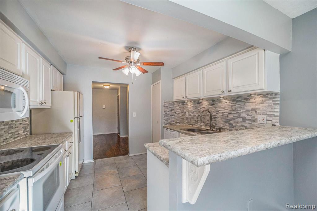 1683 Riverside Drive Rochester, MI 48309 - Photo 3 of 23