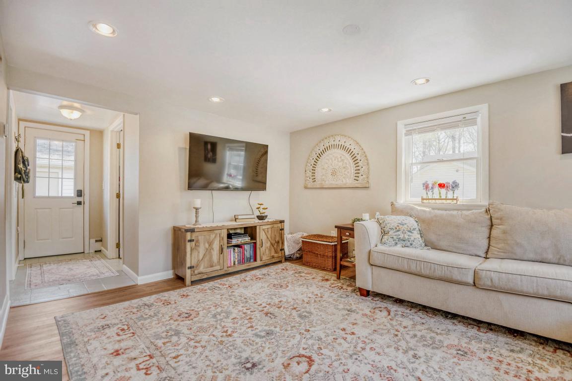 1715 Tacoma Road Edgewater, MD 21037 - Photo 3 of 31 Large Living Room