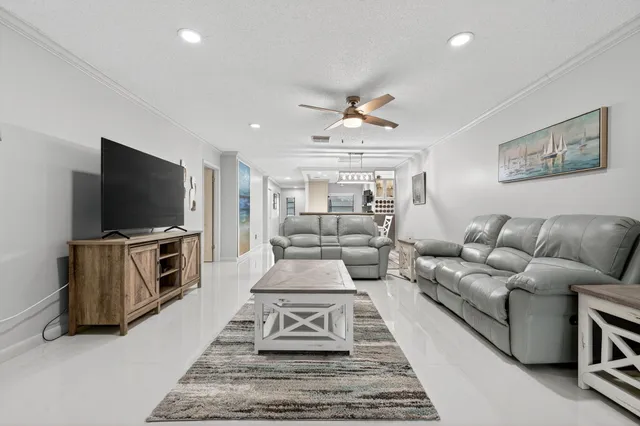 $319,995 | 8450 Casa Del Lago, Unit J, Boca Raton, FL 33433